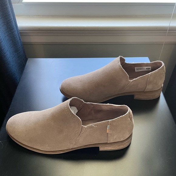 Women’s size 5.5 Toms Shaye Low taupe gray suede - Picture 3 of 6